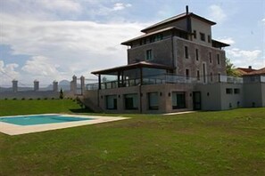 Outdoor pool - Hotel Villadesella (Ribadesella)