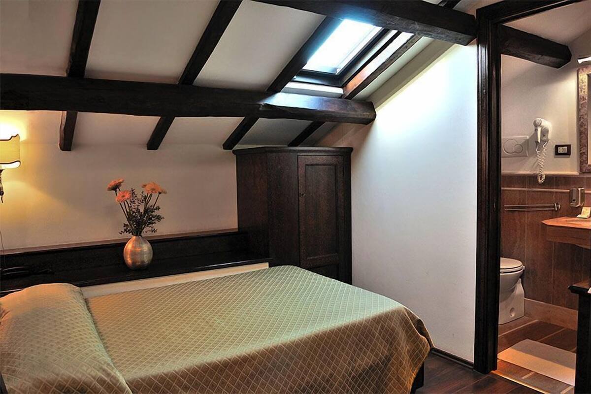 Literie de qualité supérieure, surmatelas, minibar, bureau