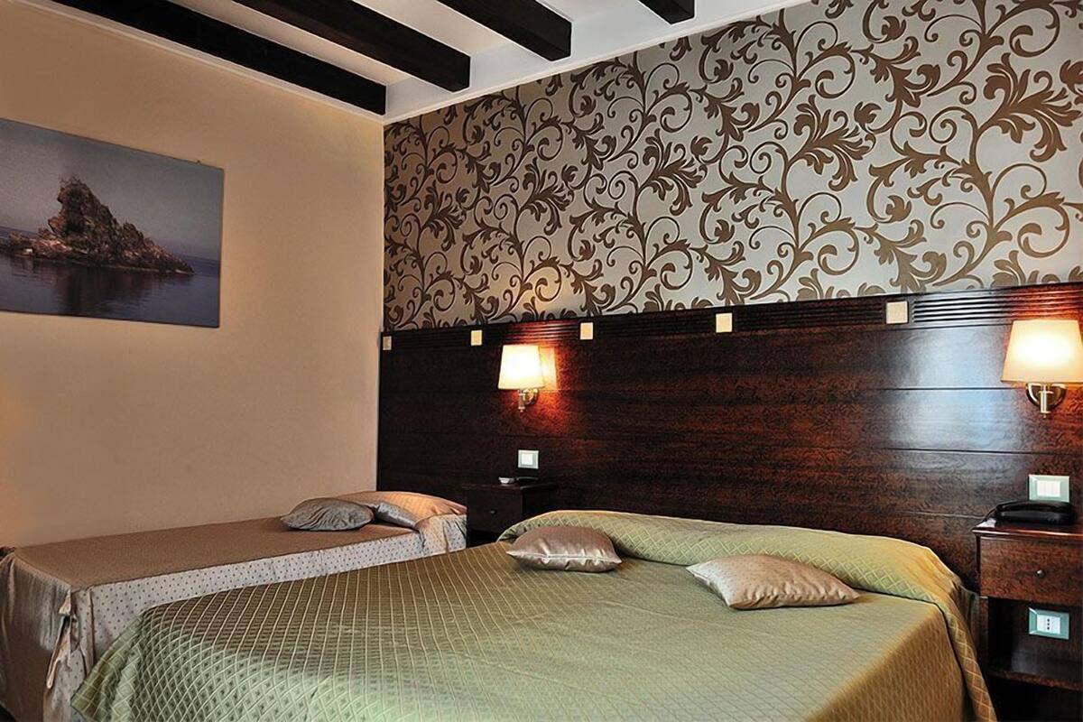 Literie de qualité supérieure, surmatelas, minibar, bureau
