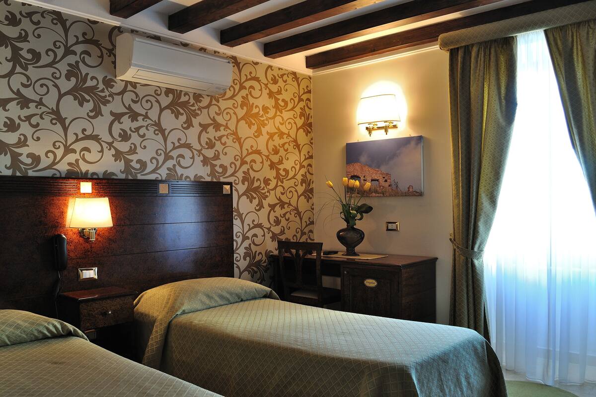 Literie de qualité supérieure, surmatelas, minibar, bureau