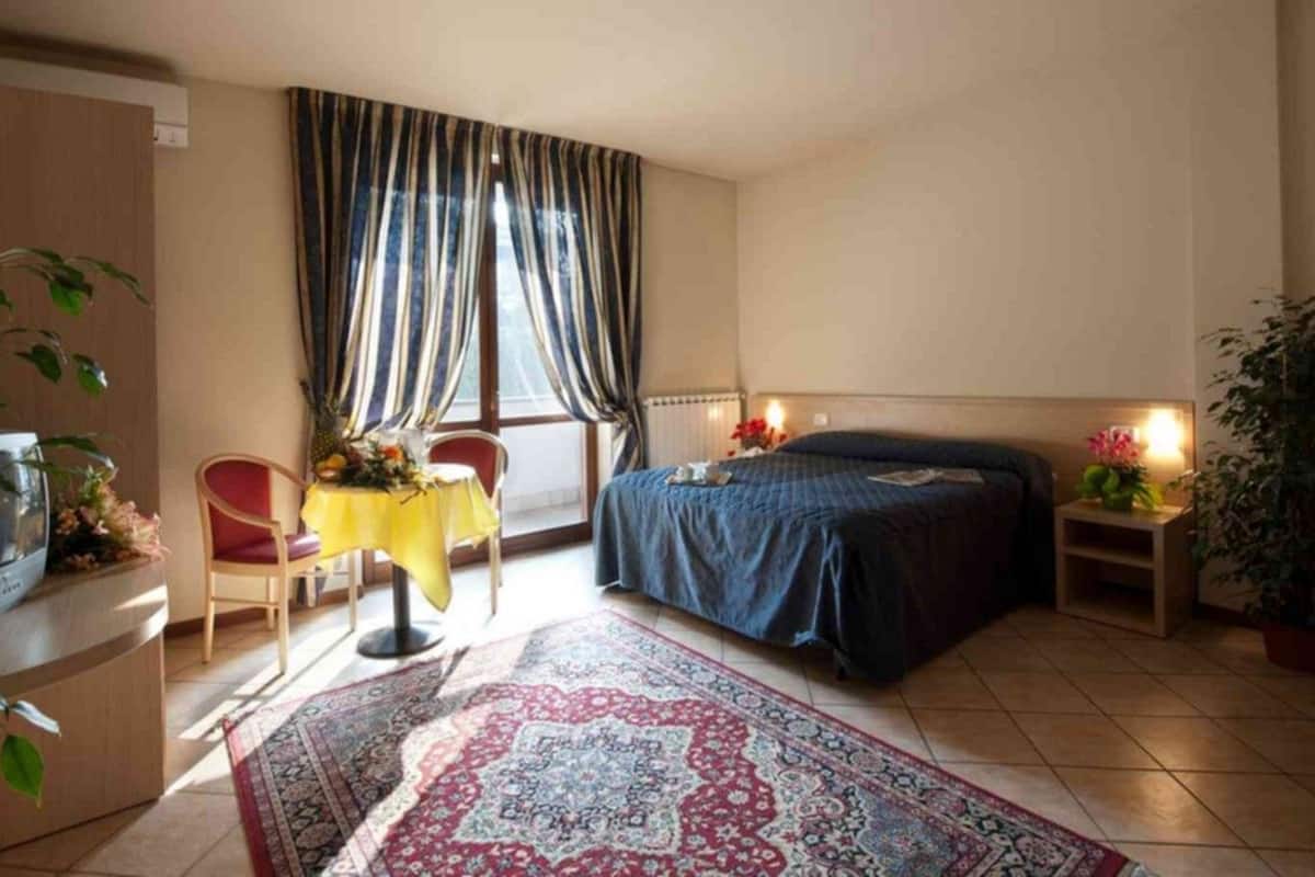 double room | desk, free cots/infant beds, free wifi, bed sheets