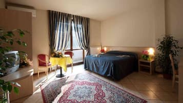 Chambre Double | Bureau, lits bébé (gratuits), Wi-Fi gratuit, draps fournis