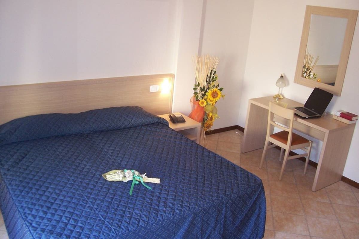 double room | desk, free cots/infant beds, free wifi, bed sheets