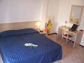Escritorio, cunas gratuitas, wifi gratis y ropa de cama 