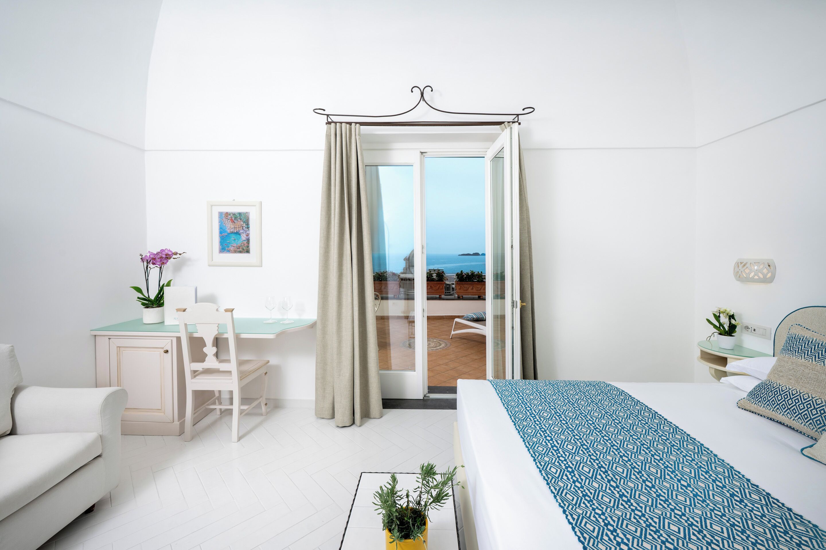 ラグジュアリー ルーム バルコニー シービュー | ミニバー、セーフティボックス (室内)、デスク、アイロン / アイロン台