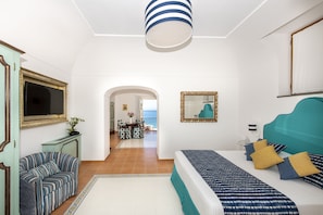 Suite superior, vista al mar | 1 habitación, minibar, caja de seguridad en la habitación y escritorio