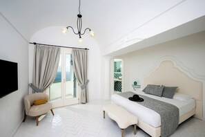 ميني بار وخزنة داخل الغرفة ومكتب ومكواة/لوح كي