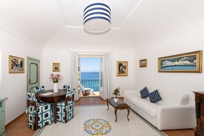 Suite – superior, sjøutsikt | Oppholdsområde | Plasma-TV