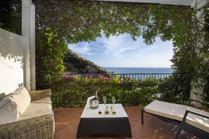 Deluxe Suite, Sea View | Minibar, in-room safe, individually decorated, desk