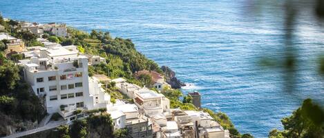Un pueblo costero con edificios construidos en un acantilado con vistas al mar.