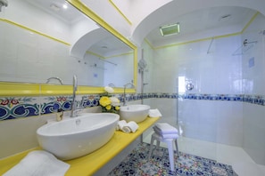 Deluxe Double Room, Sea View | Bathroom - Hotel Pellegrino (Praiano)