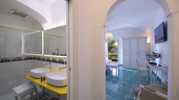 Phòng Suite Deluxe, quang cảnh biển | Phòng tắm | Vòi sen phun mưa, máy sấy tóc, dép đi trong nhà, chậu vệ sinh/vòi rửa