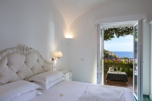 Deluxe Suite, Sea View | Minibar, in-room safe, individually decorated, desk - Hotel Pellegrino (Praiano)