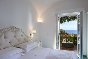 Minibar, caja de seguridad en la habitación y decoración personalizada 