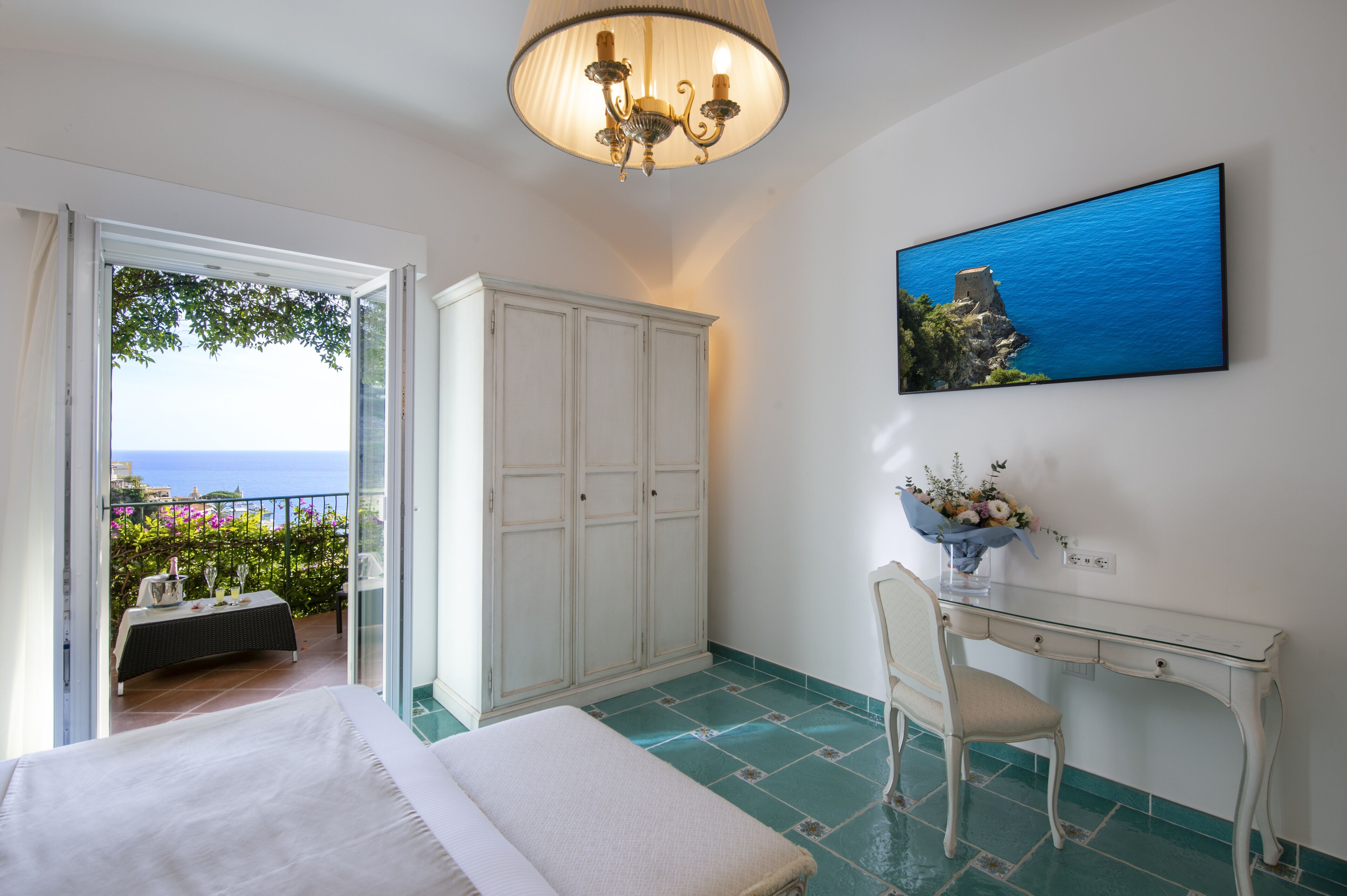 deluxe suite, sea view | 1 bedroom, minibar, in-room safe, individually decorated