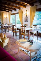 Se sirven desayunos y cenas; cocina local; con vista al mar