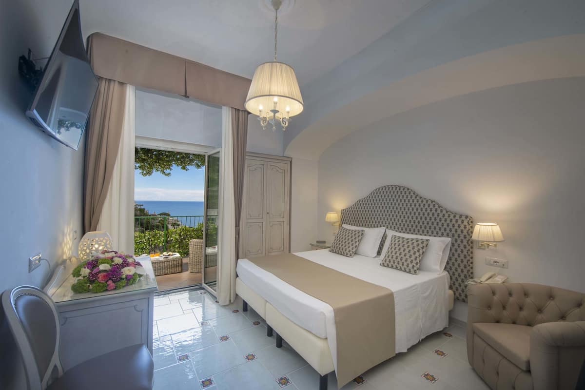 deluxe double room, sea view | 1 bedroom, minibar, in-room safe, individually decorated