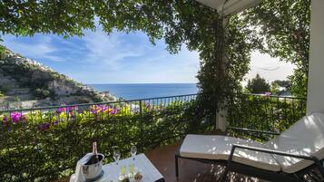 Suite Deluxe, vista mare | Minibar, una cassaforte in camera, con stile personalizzato