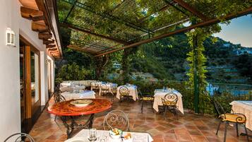 FrĂŒhstĂŒck, Abendessen, lokale KĂŒche, Blick aufs Meer