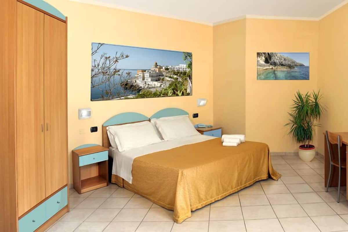 Double Room | Minibar, in-room safe, desk, cots/infant beds