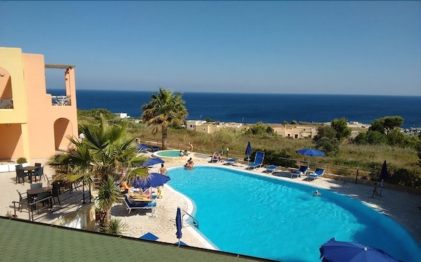 Piscine extérieure (ouverte en saison), parasols de plage