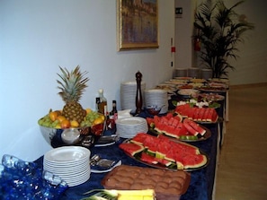 A buffet table with various food items and beverages. - Hotel Club Alizé (Santa Cesarea Terme)