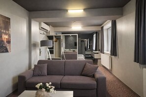 Standard-sviitti, 1 parisänky ja vuodesohva | Tallelokero huoneessa, työpöytä, silitysrauta/-lauta, ilmainen Wi-Fi