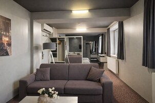 Caja de seguridad en la habitación y escritorio