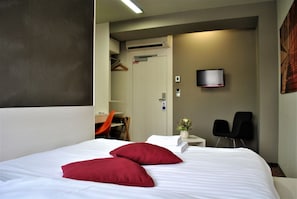 Standard Single Room, 1 Queen Bed | In-room safe, desk, iron/ironing board, free WiFi - Kongres Hotel Roca (Kosice)