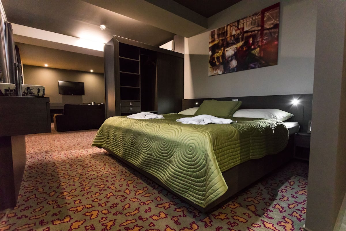 In-room safe, desk, iron/ironing board, free WiFi