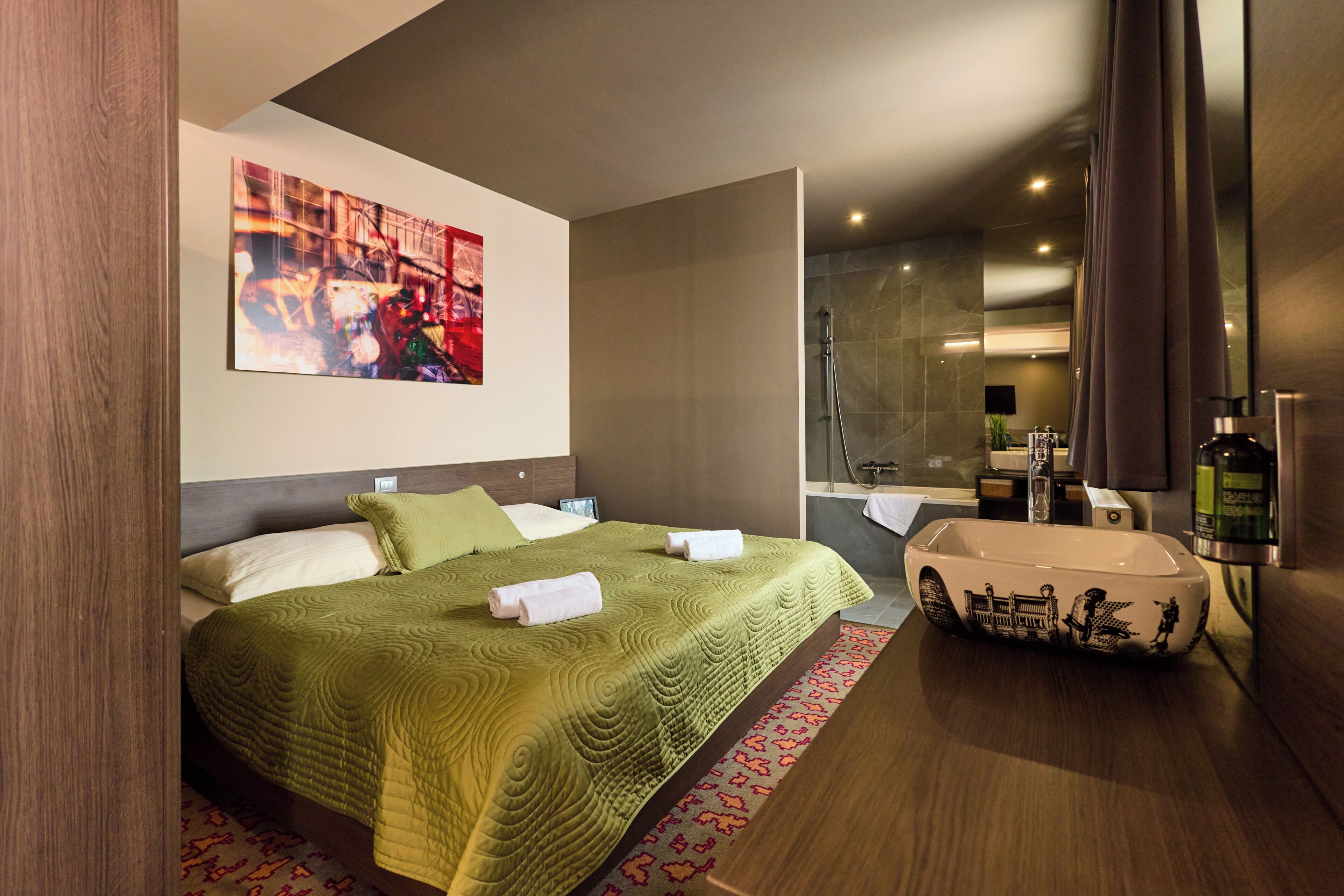 Standaard suite, 1 tweepersoonsbed met slaapbank | Een kluis op de kamer, een bureau, een strijkplank/strijkijzer