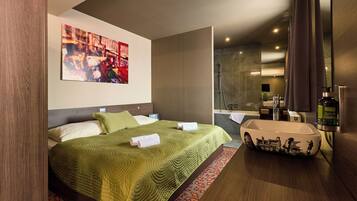 Standaard suite, 1 tweepersoonsbed met slaapbank | Een kluis op de kamer, een bureau, een strijkplank/strijkijzer