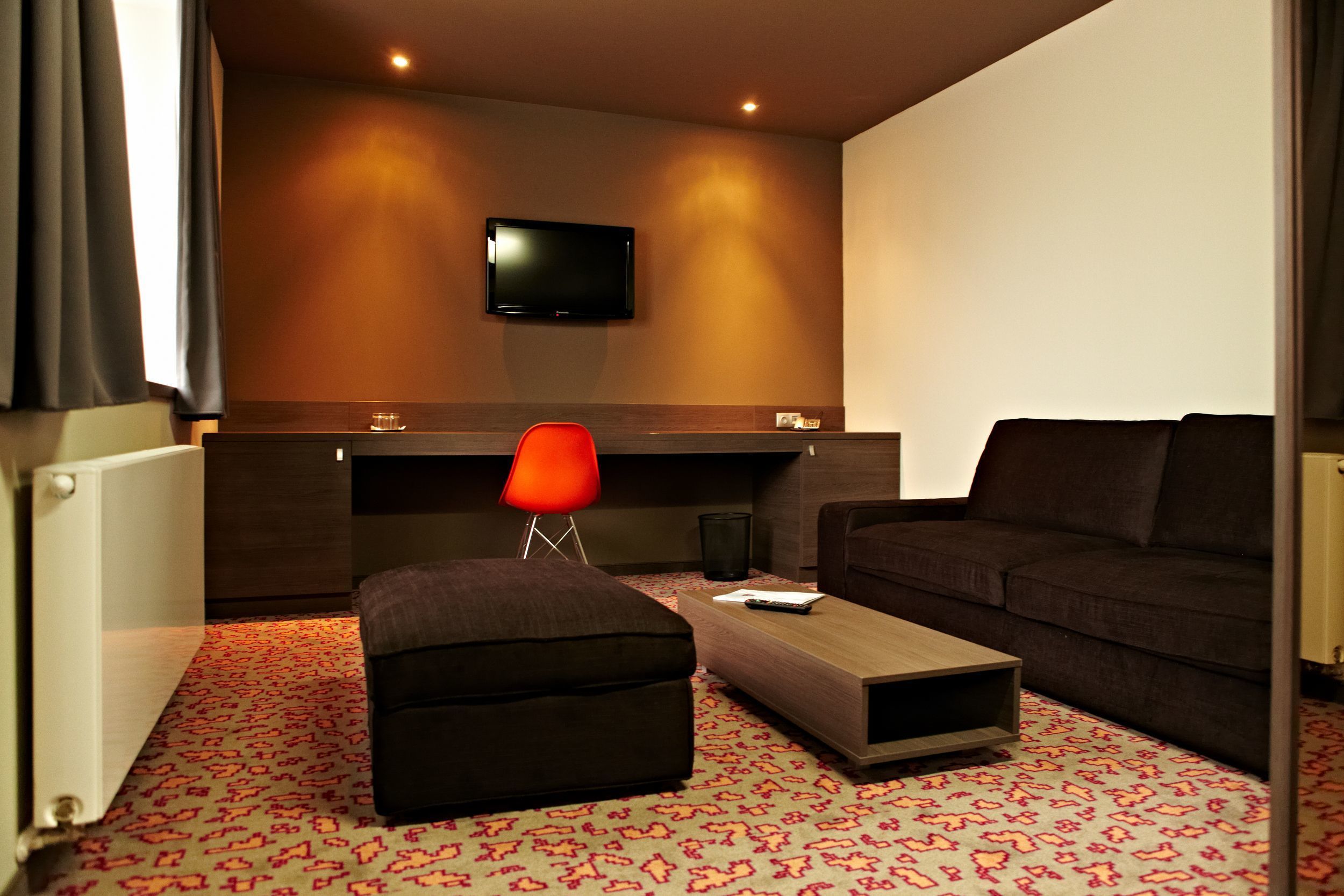 standard suite, 1 double bed with sofa bed | living room | lcd tv