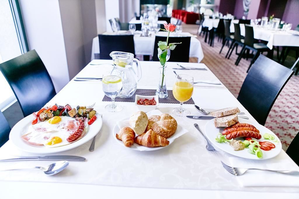 Café da manhã com buffet todos os dias (EUR 12 por pessoa) 