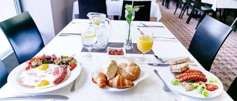 Petit déjeuner buffet (12 EUR par personne)