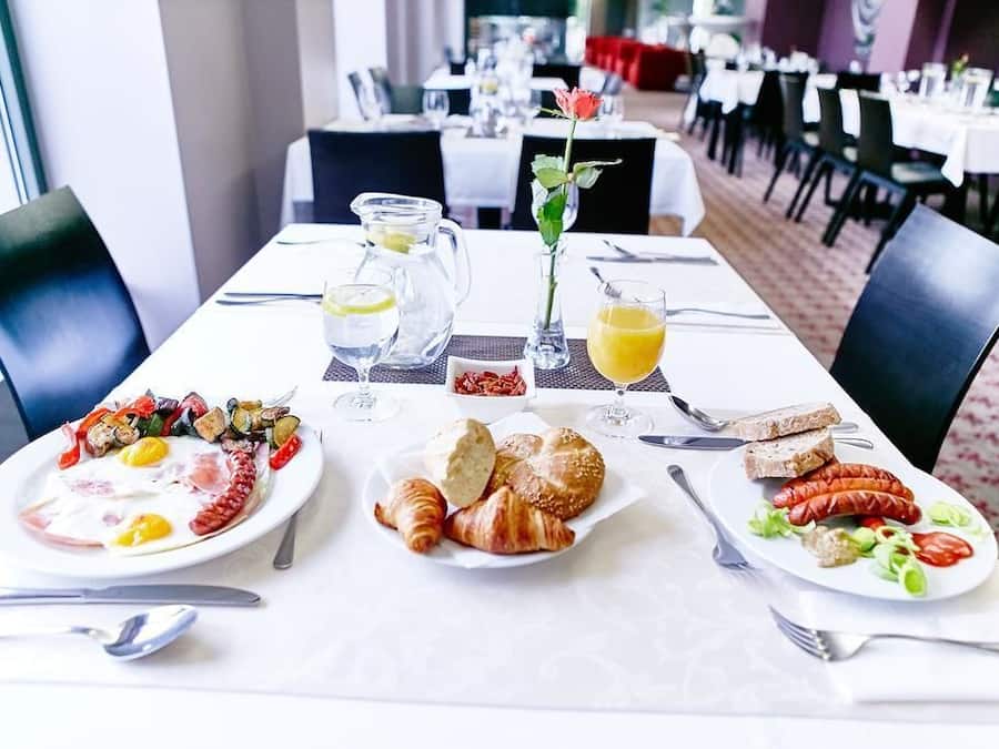 Bữa sáng buffet hàng ngày (12 EUR/mỗi người)