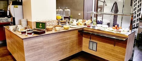 Petit déjeuner buffet (12 EUR par personne)
