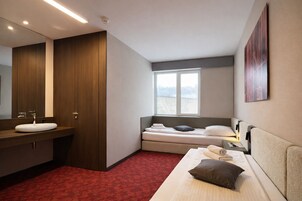 Habitación estándar con 2 camas individuales | Caja fuerte, escritorio, tabla de planchar con plancha y wifi gratis