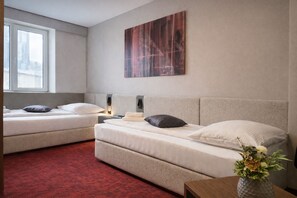 Standard Twin Room | In-room safe, desk, iron/ironing board, free WiFi - Kongres Hotel Roca (Kosice)