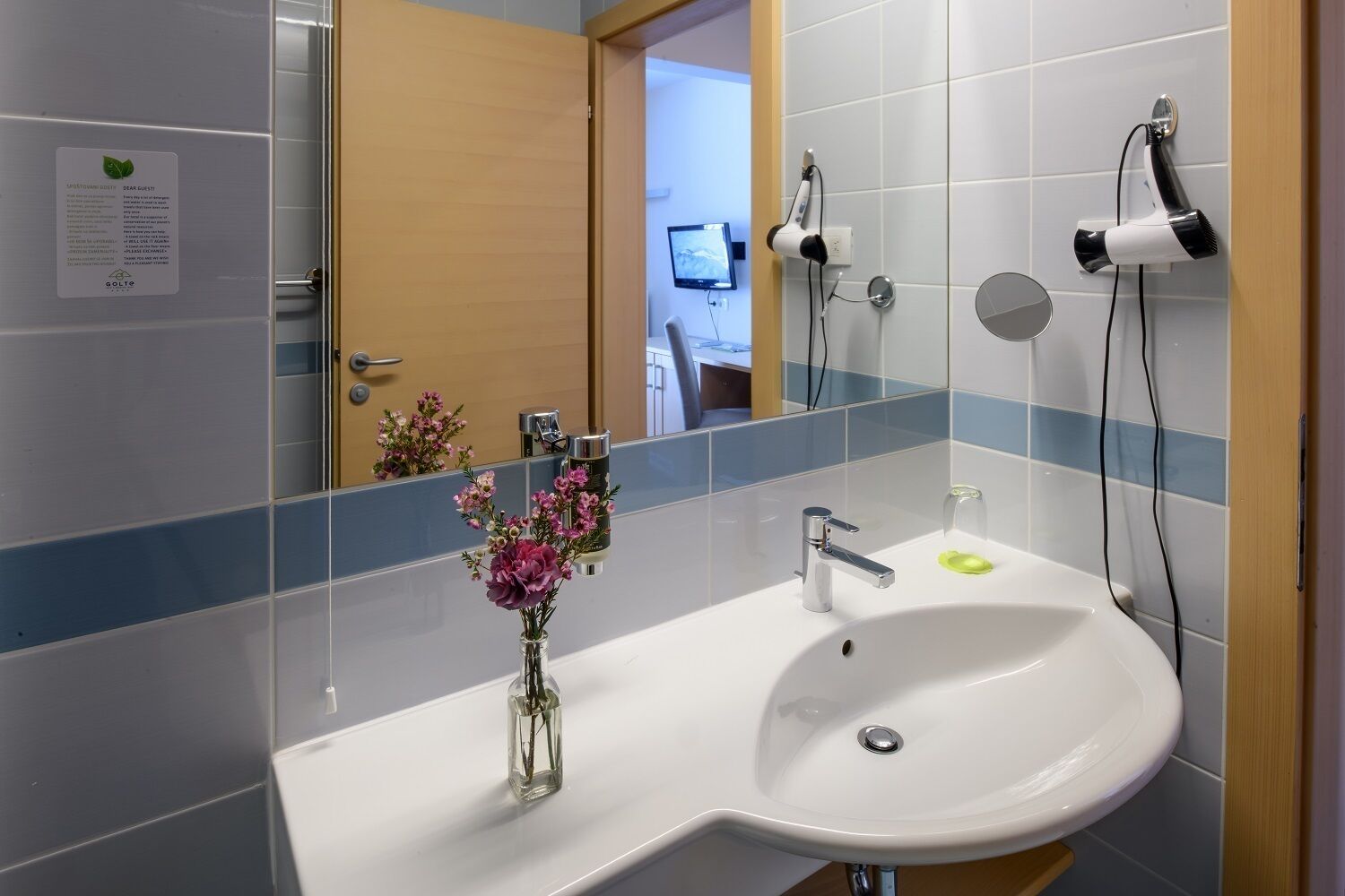standard twin room (main building, single use) | bathroom | hair dryer, towels