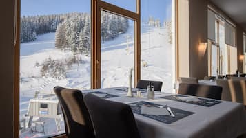 2 restaurants, breakfast, dinner served; local and international cuisine