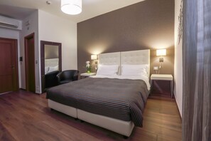 Superior Room, 1 Bedroom, Private Bathroom, City View | Egyptian cotton sheets, premium bedding, pillowtop beds, in-room safe - Night and Day B&B (Reggio Calabria)