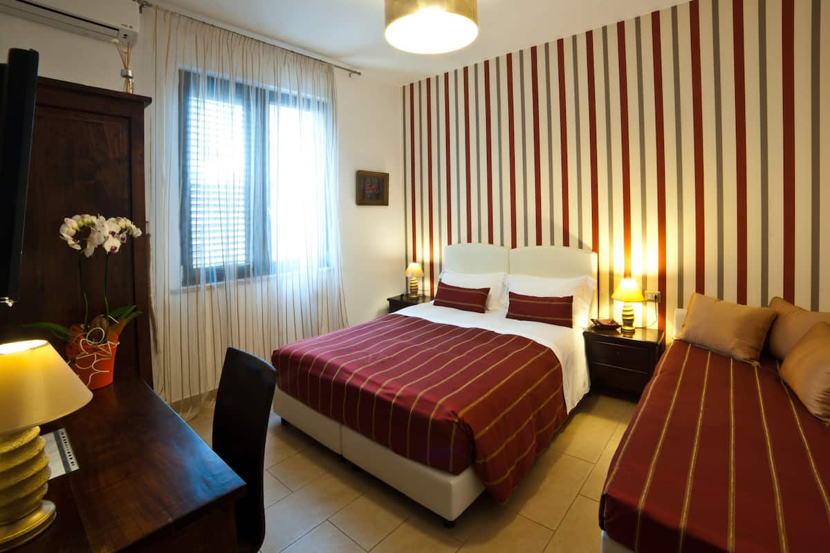 Driepersoonskamer, privébadkamer | Lakens van Egyptisch katoen, luxe beddengoed, pillowtop-bedden