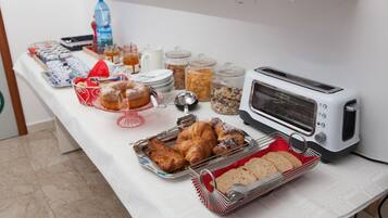 Ein reichhaltiges Frühstücksbuffet mit verschiedenen Speisen und einem Toaster.