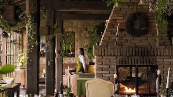 2 nhà hàng, phục vụ bữa trưa, bữa tối, món ăn phong cách Âu hiện đại