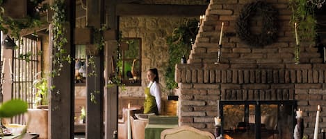 2 restaurantes, se sirven comidas, cenas y cocina europea moderna