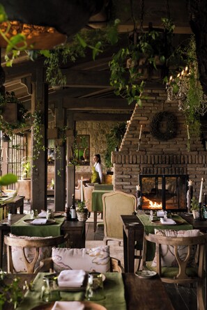 2 restaurants, lunch, dinner served; Modern European cuisine - Borgo Santo Pietro (Chiusdino)