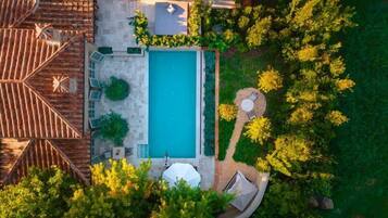 Suite, aan het zwembad (Casa Gerda) | Terras