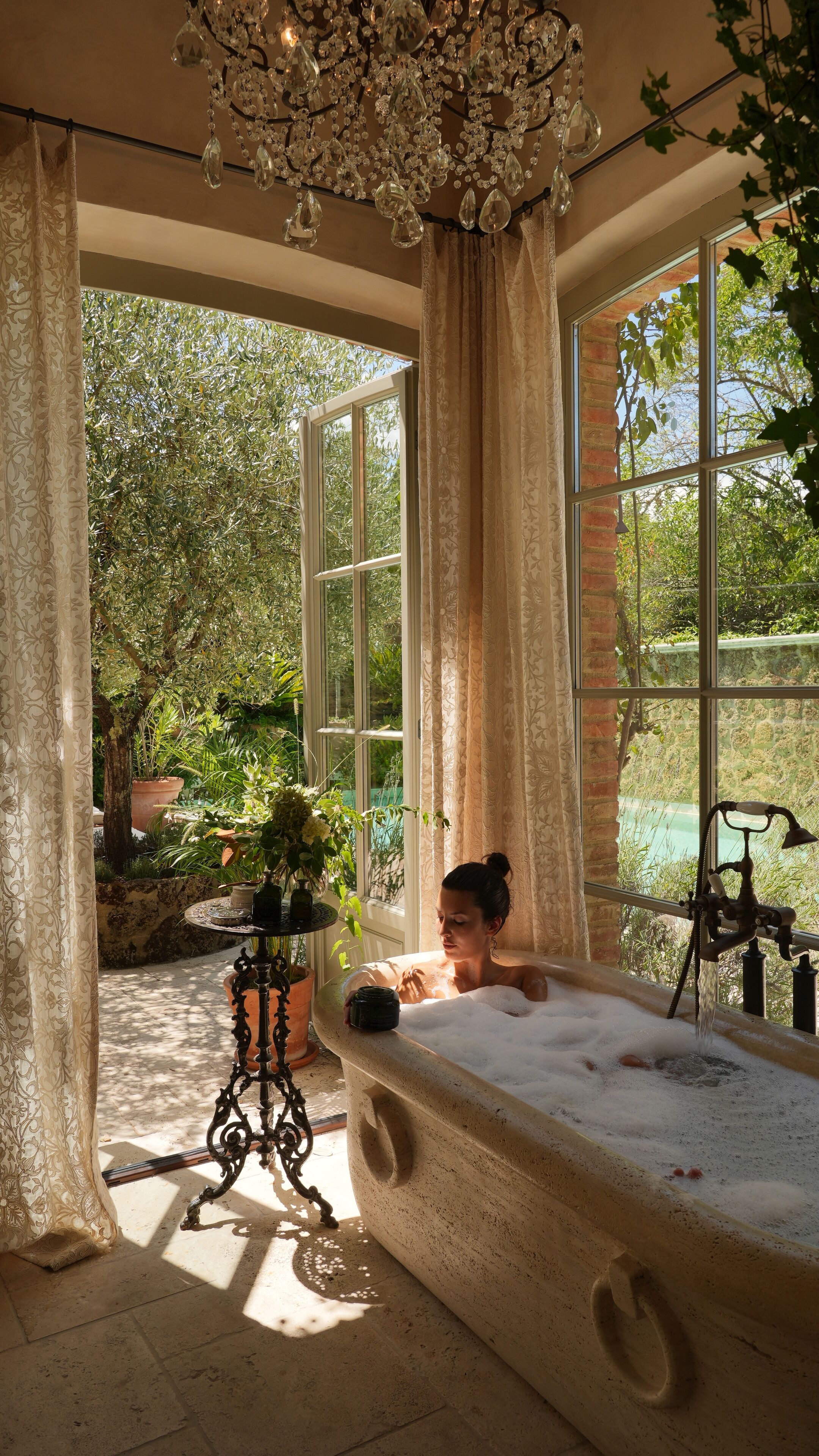 Suite, lato piscina (La Casa dei Fiori Bianchi destra) | Bagno | Set di cortesia firmato, asciugacapelli, accappatoio, pantofole