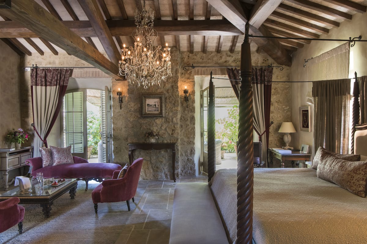 premium bedding, down duvets, minibar, in-room safe